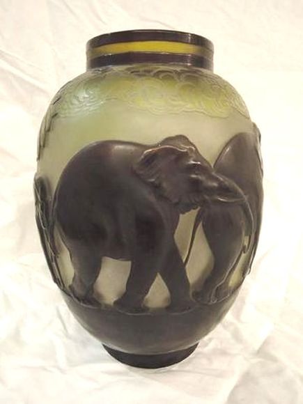 O_GALLE - Vase_à_décor_d'éléphants_0.jpg