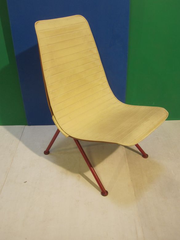 56 - FAUTEUIL LEGER N°356 DIT CHAISE ANTONY EN TUBE ET TOLE D'ACIER,CONTREPLAQUE MOULE ET HOUSSE COUSSINEE EN SIMILI CUIR BEIGE - 29 000 EUR.JPG