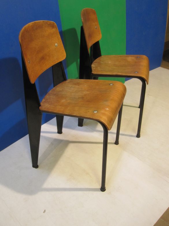 59 - SUITE DE SIX CHAISES EN TOLE PLIEE LAQUEE NOIRE, TUBE D'ACIER ET CONTREPLAQUE MOULE - 59 000 EUR.JPG