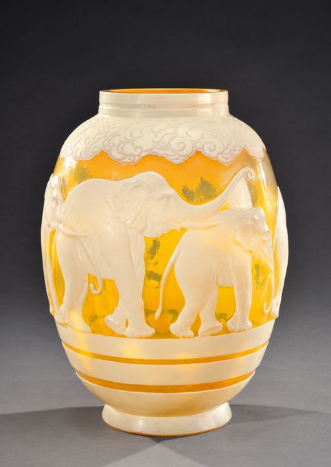 O_GALLE - Vaseà_la_ronde_d'éléphants.jpg