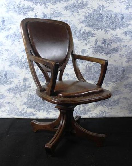 O_MAJORELLE - Fauteuil_de_bureau_en_noyer_mouluré.jpg