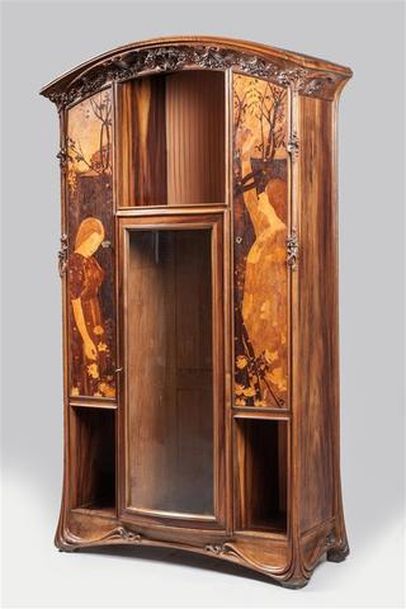O_MAJORELLE - Vitrine_d'apparat_en_noyer_mouluré.jpg