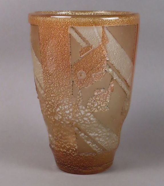 O_MULLER frères - Vase à décor géométrique gravé à l'acide avec inclusion de paillons d'argent_0.jpg