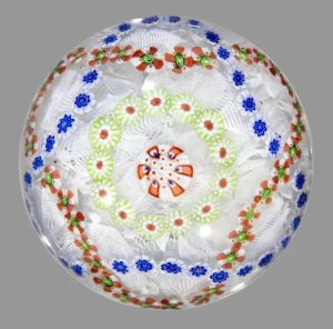 baccarat-presse-papiers-a-fond-de-torsades-blanches-filigranees-orne-de-deux-g-768x759.jpg