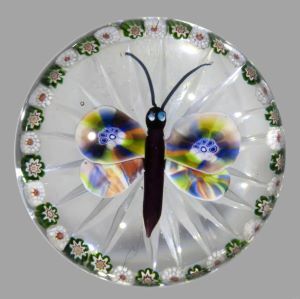 baccarat-presse-papiers-orne-d-un-papillon-a-corps-violet-et-ailes-polychromes.jpg