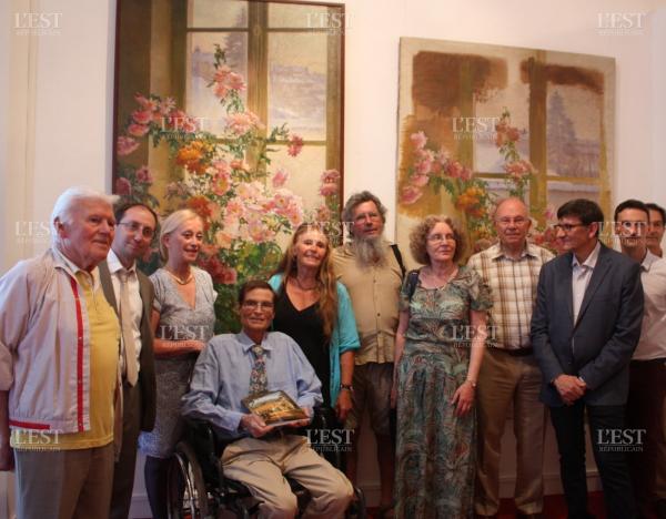 jean-francois-puyrigaud-au-premier-plan-et-sa-soeur-elisabeth-thomas-(a-sa-droite)-les-petits-enfants-d-alfred-renaudin-entoures-de-proches-de-la-famille-d-amis-et-des-responsables-du-musee-du-chateau (1).jpg