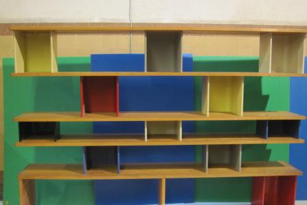Jean PROUVÉ et Charlotte PERRIAND       :  Bibliothèque en tôle pliée laquée et bois massif