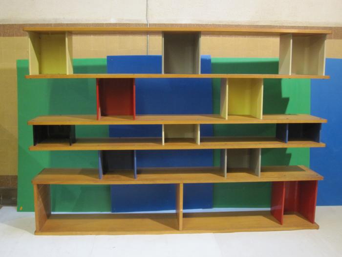 Jean PROUVÉ et Charlotte PERRIAND       :  Bibliothèque en tôle pliée laquée et bois massif